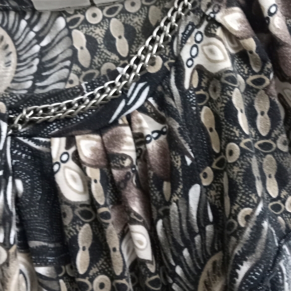 CATO Angel Wing Sleeves Chain Accented Top- Size: Small - Picture 3 of 5